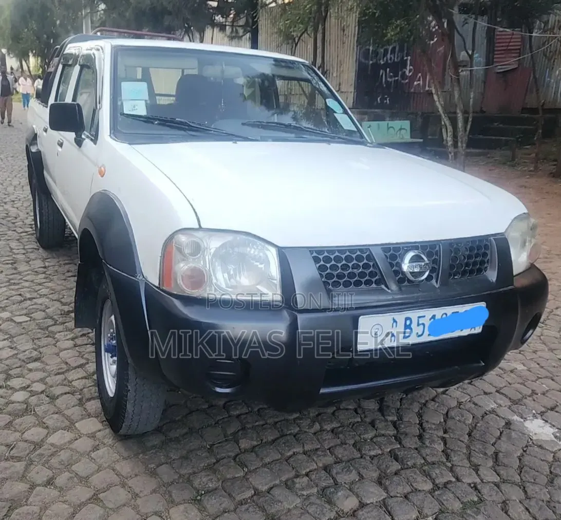 Nissan DoubleCab 2008 White