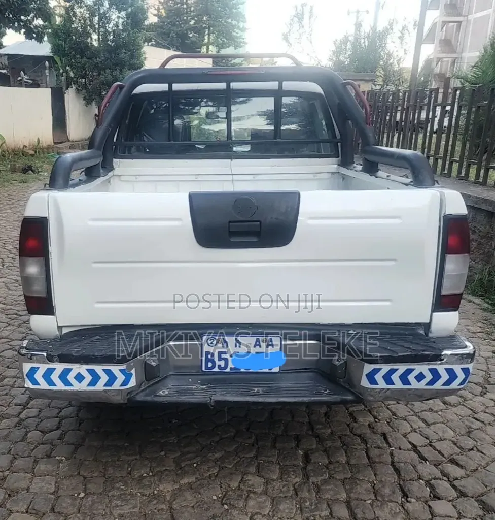 Nissan DoubleCab 2008 White