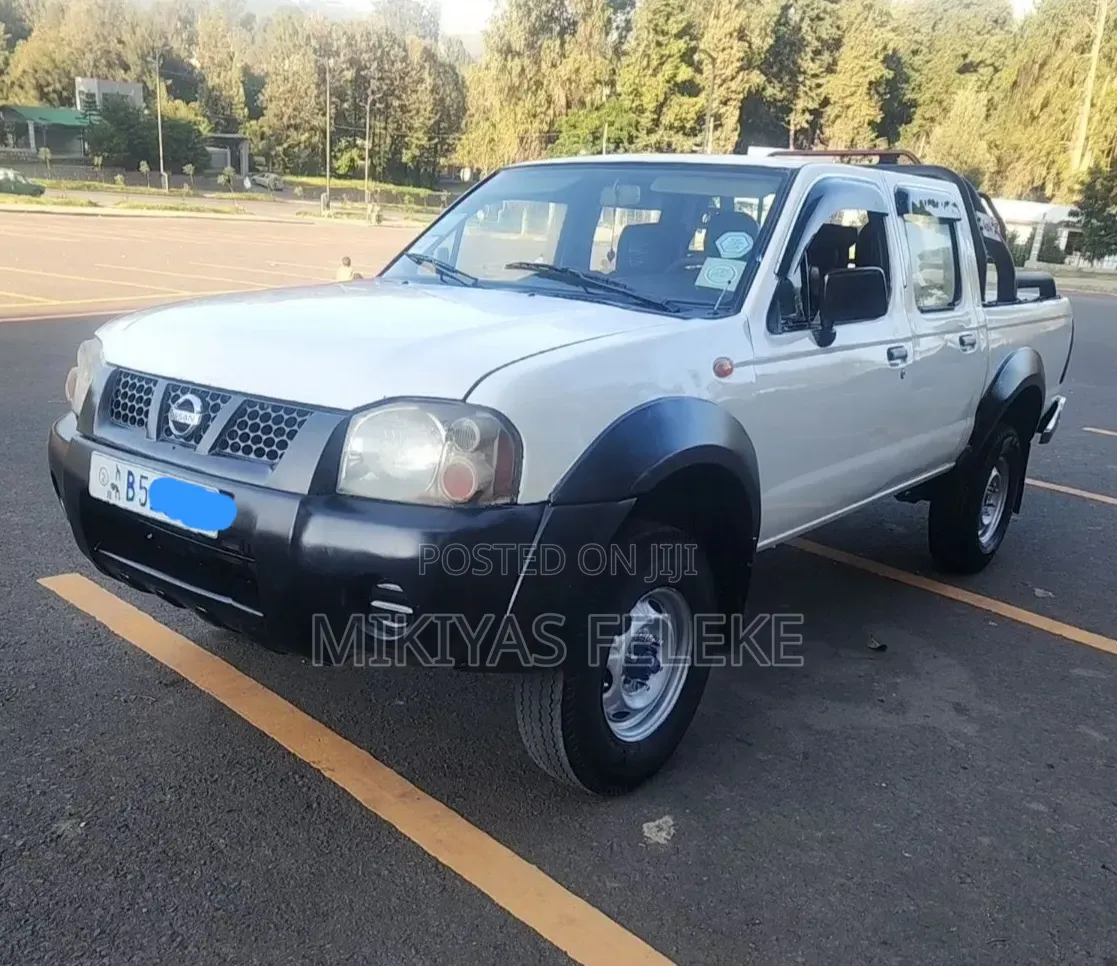 Nissan DoubleCab 2008 White