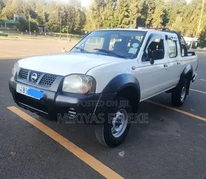 Nissan DoubleCab 2008 White