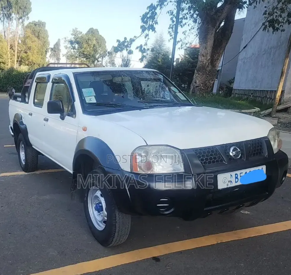 Nissan DoubleCab 2008 White