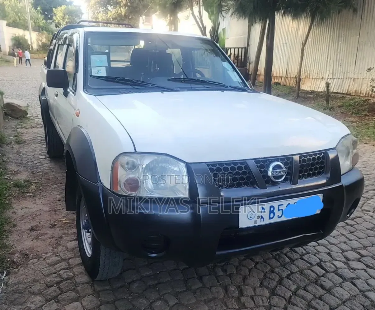Nissan DoubleCab 2008 White