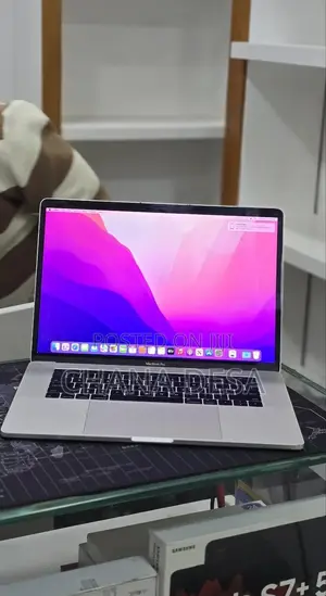 New Laptop Apple MacBook Pro 2017 16GB Intel Core i7 SSD 512GB