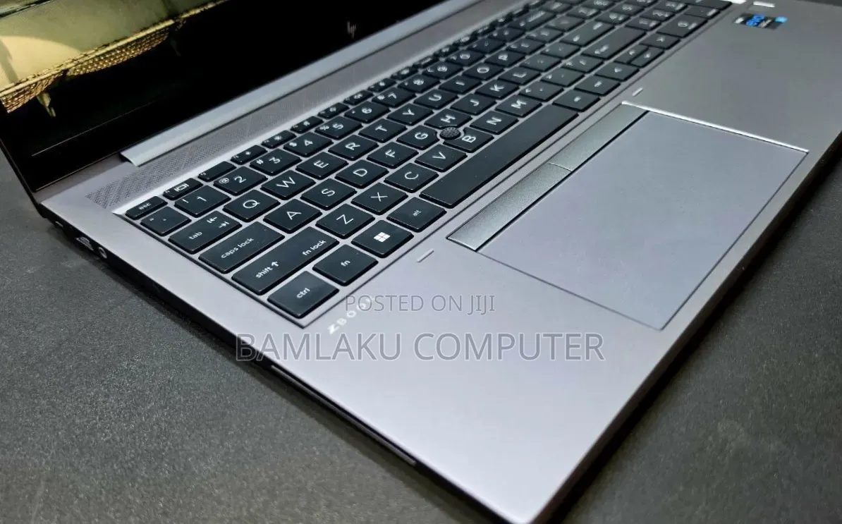New Laptop HP ZBook Firefly G8 16GB Intel Core i5 SSD 512GB
