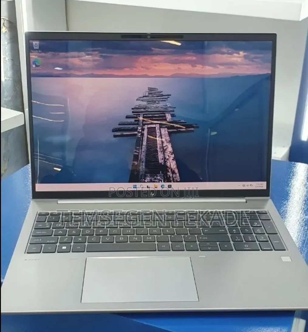 New Laptop HP ZBook Firefly 16 G10 16GB Intel Core i7 SSD 512GB