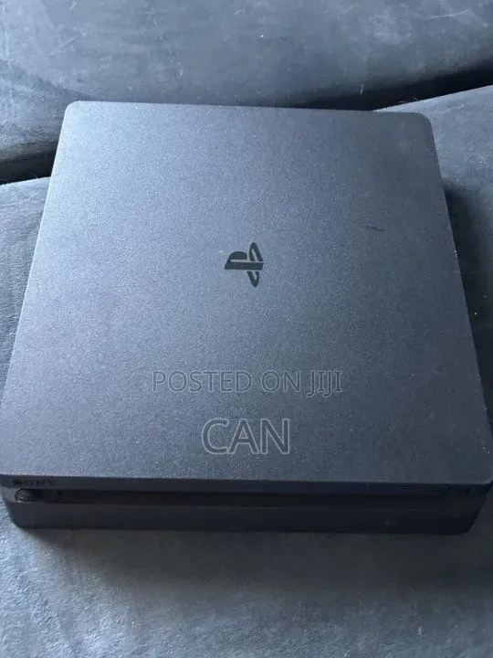 PPlayStation 4 - Slim Model - 2 New Controller