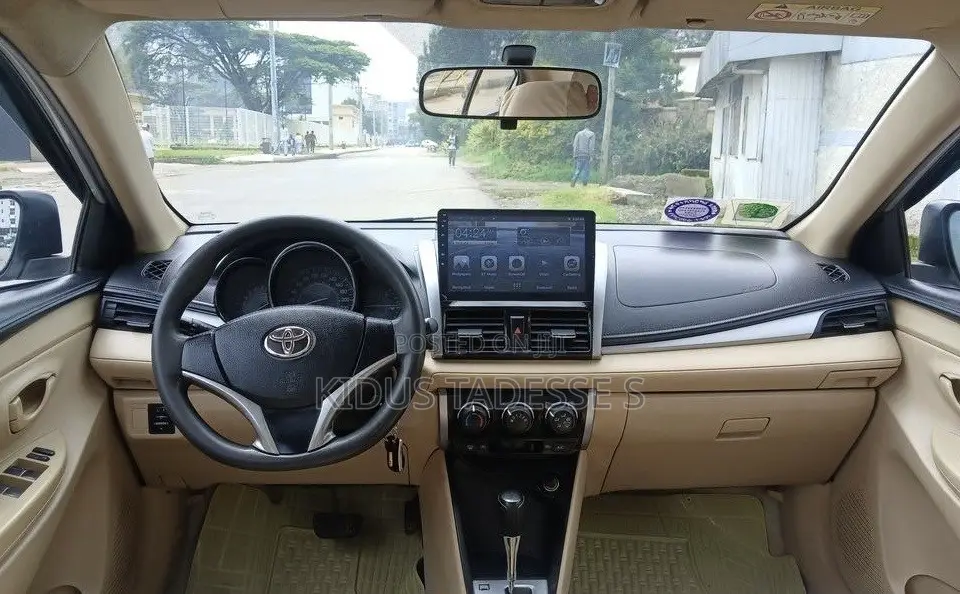 Toyota Yaris 2015 Silver