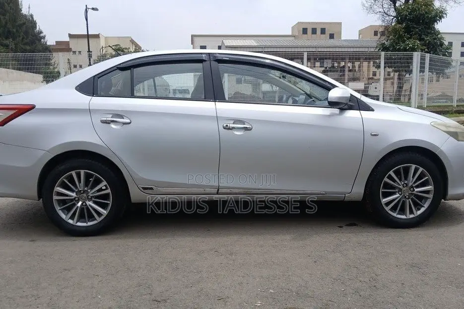 Toyota Yaris 2015 Silver