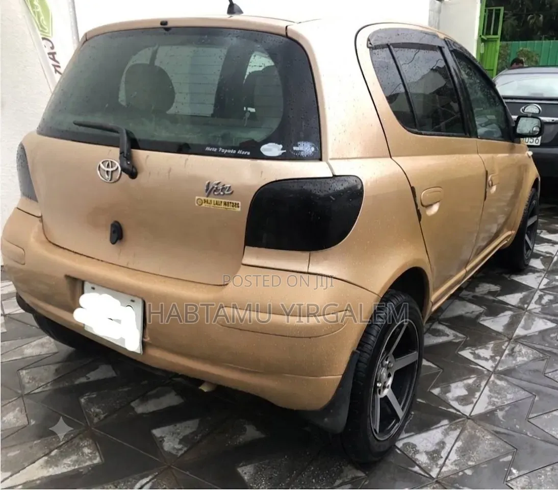 Toyota Vitz 2004 Yellow