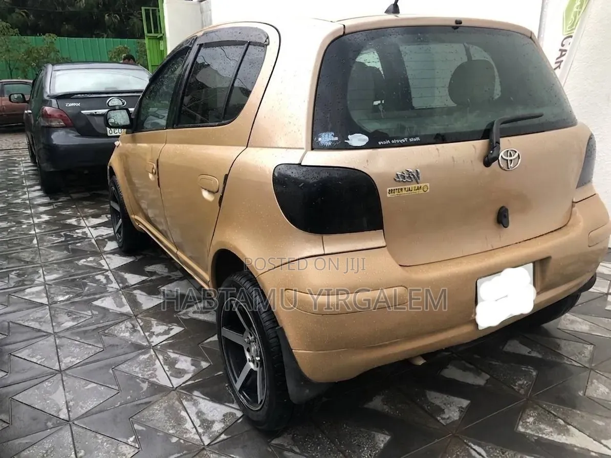 Toyota Vitz 2004 Yellow