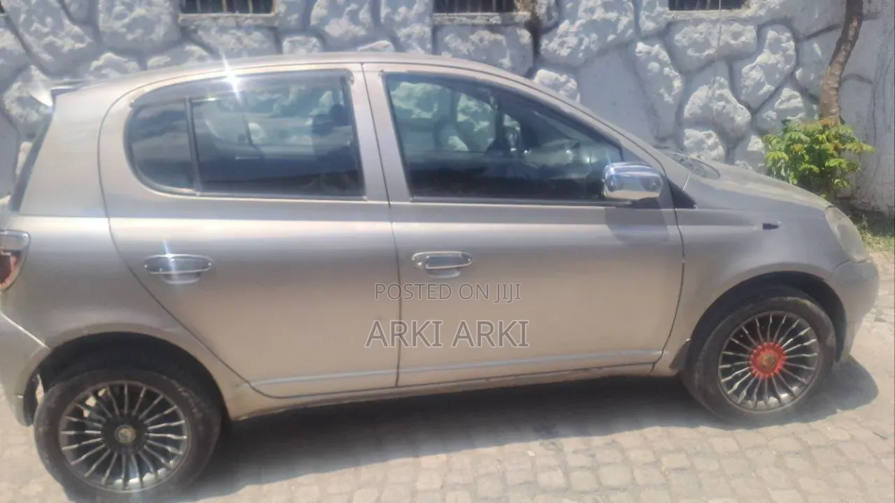 Toyota Vitz 2001 Gray