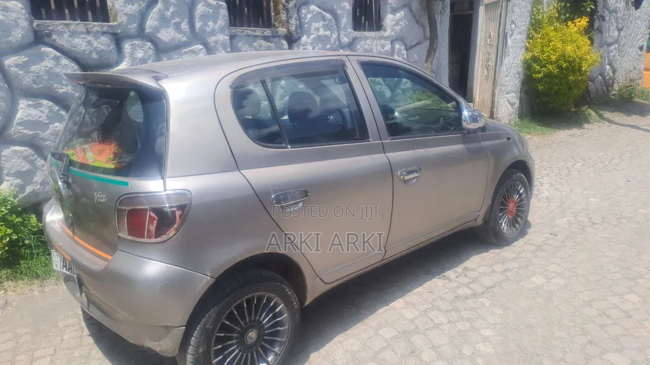 Toyota Vitz 2001 Gray