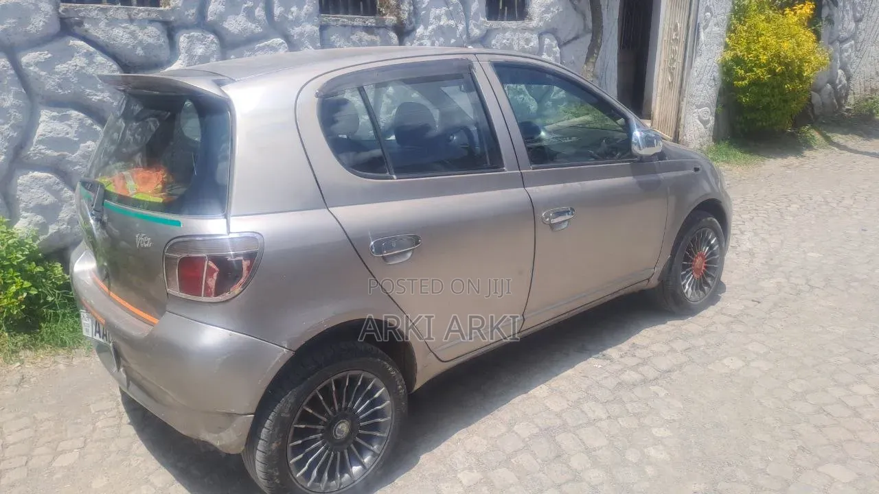 Toyota Vitz 2001 Gray