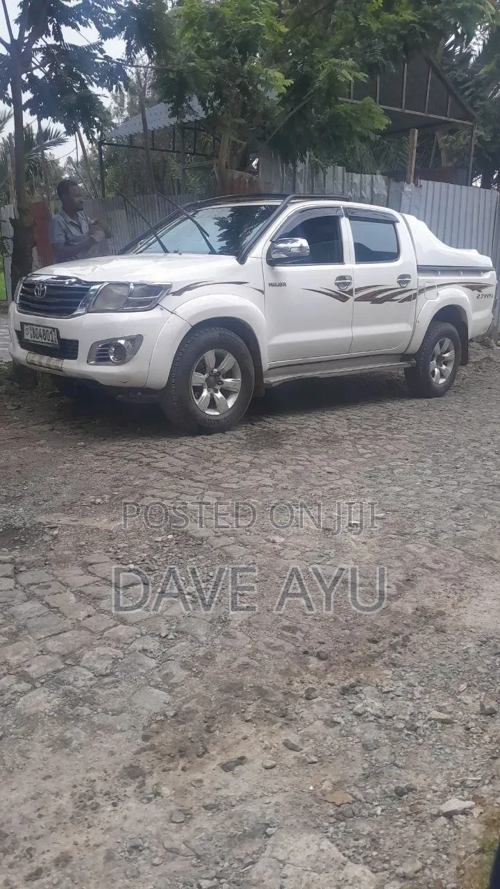 Toyota Hilux 2013 White