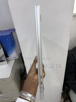 New Laptop Apple MacBook Air 2024 M3 16GB Apple M3 SSD 512GB