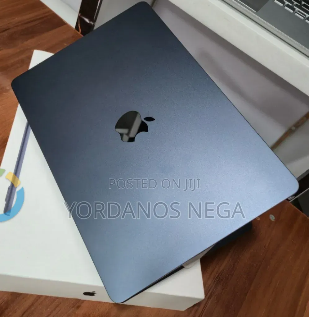 New Laptop Apple MacBook Air 2022 M2 8GB Apple M2 SSD 256GB