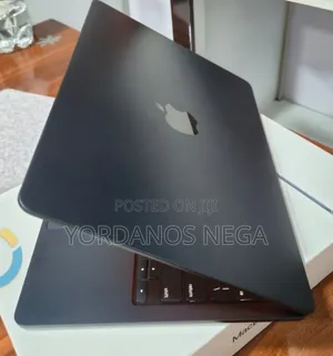 New Laptop Apple MacBook Air 2022 M2 8GB Apple M2 SSD 256GB