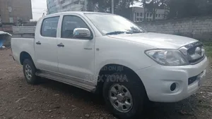 Toyota Hilux 2010 White