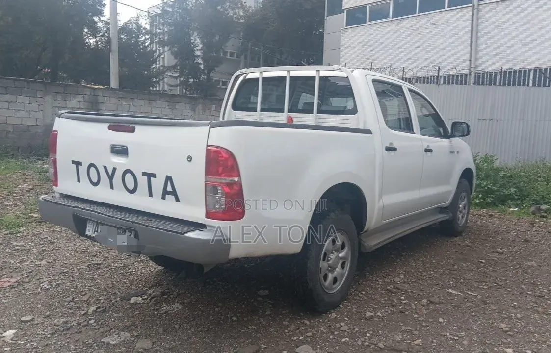 Toyota Hilux 2010 White