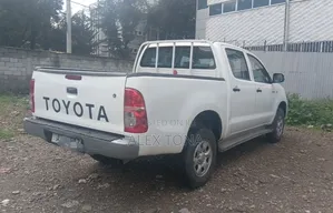 Toyota Hilux 2010 White