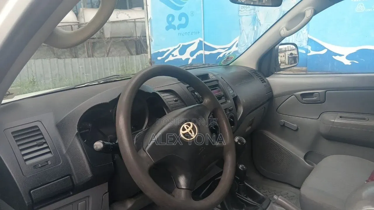 Toyota Hilux 2010 White