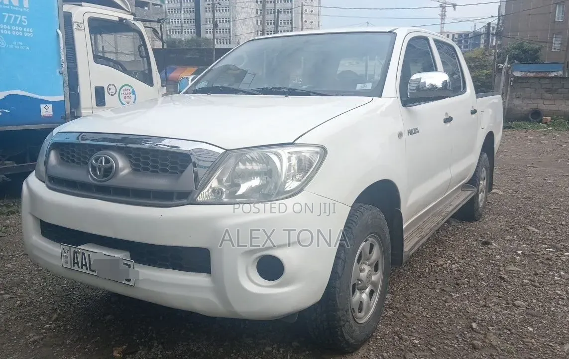 Toyota Hilux 2010 White