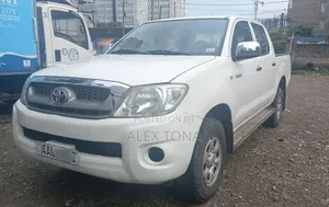 Toyota Hilux 2010 White