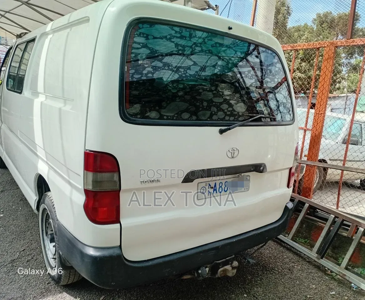 Toyota HiAce 2007 White