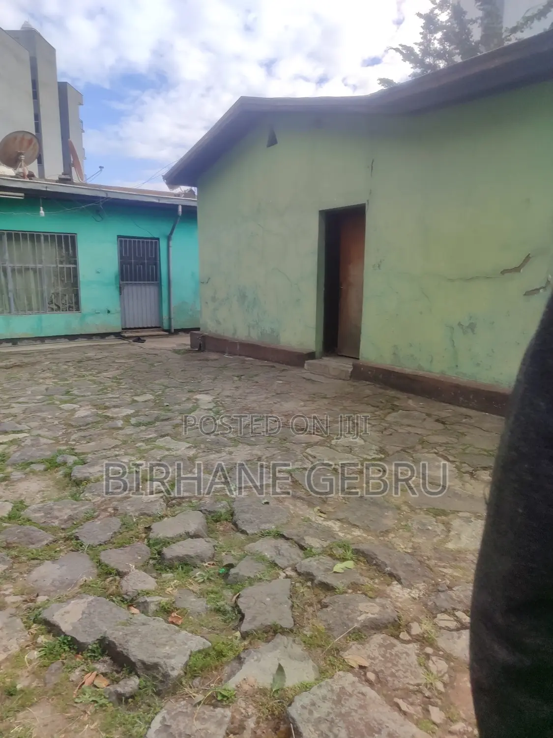 Space Rent for Car Sho Room Geraj and Other