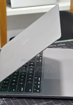 New Laptop Apple MacBook Air 2022 M2 16GB Apple M3 Pro SSD 256GB
