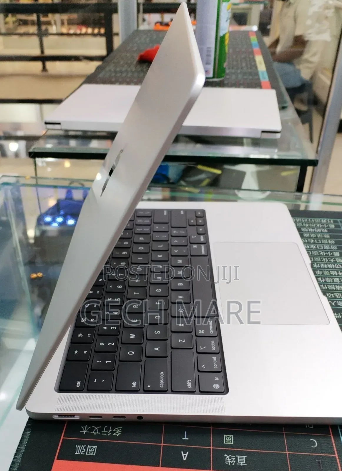 New Laptop Apple MacBook Pro 2025 M5 16GB Apple M5 Pro SSD 512GB