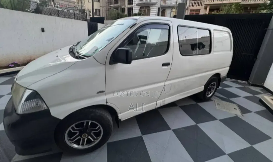 Toyota Grand HiAce 2002 White