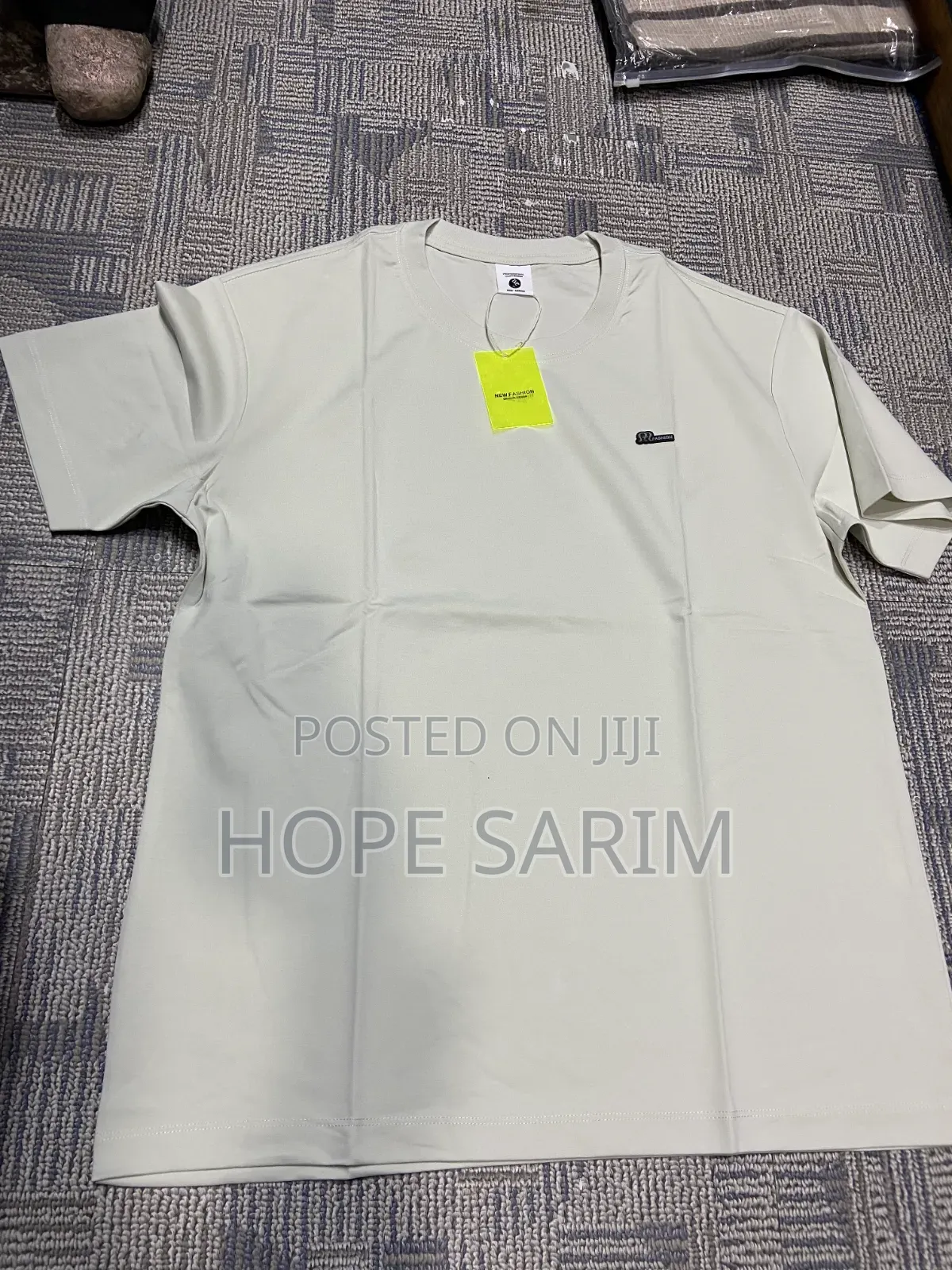 ዘመናዊ አዲስ ቲሸርት በጥራት የቀረበ