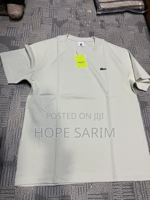 ዘመናዊ አዲስ ቲሸርት በጥራት የቀረበ