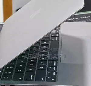 New Laptop Apple MacBook Pro 2022 M2 16GB Apple M2 SSD 256GB