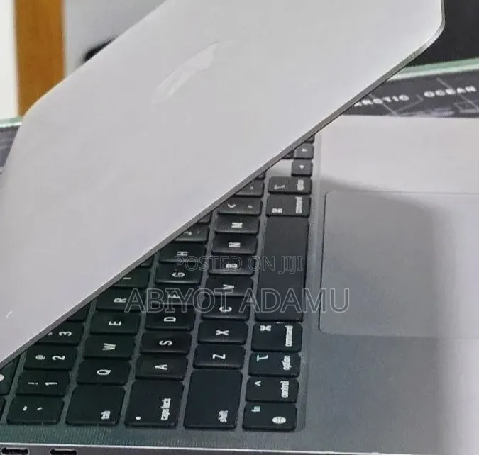 New Laptop Apple MacBook Pro 2022 M2 16GB Apple M2 SSD 256GB