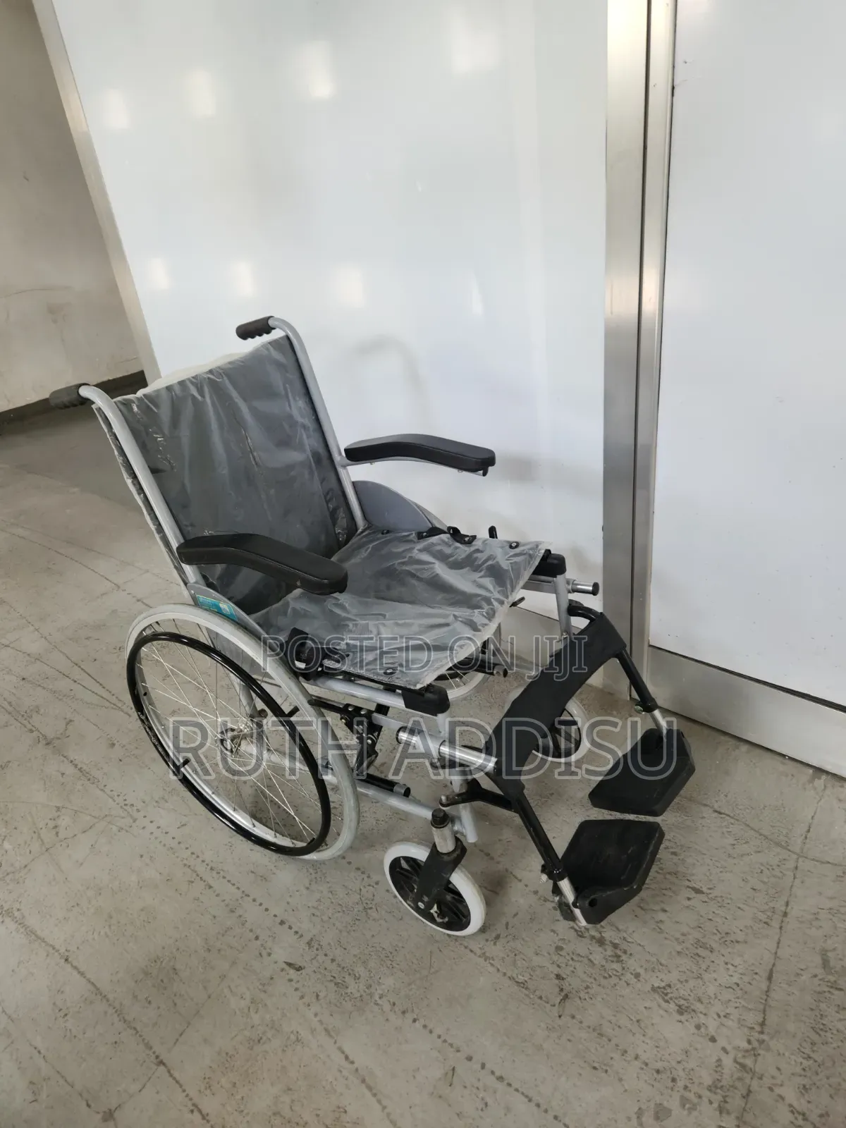 Folded Wheelchair者或wheelchair兩岸wheelchair倚靠wheelchair隨即wheelchair New