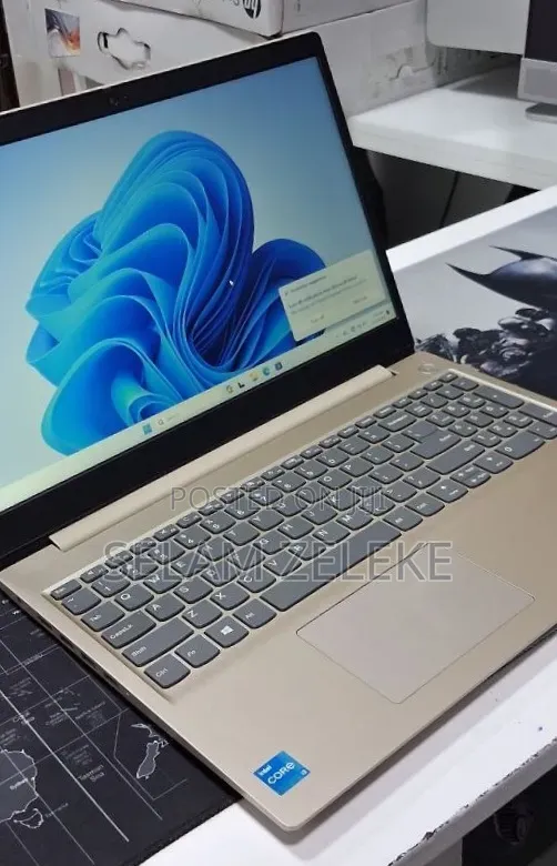New Laptop Lenovo 8GB Intel Core i3 SSD 256GB