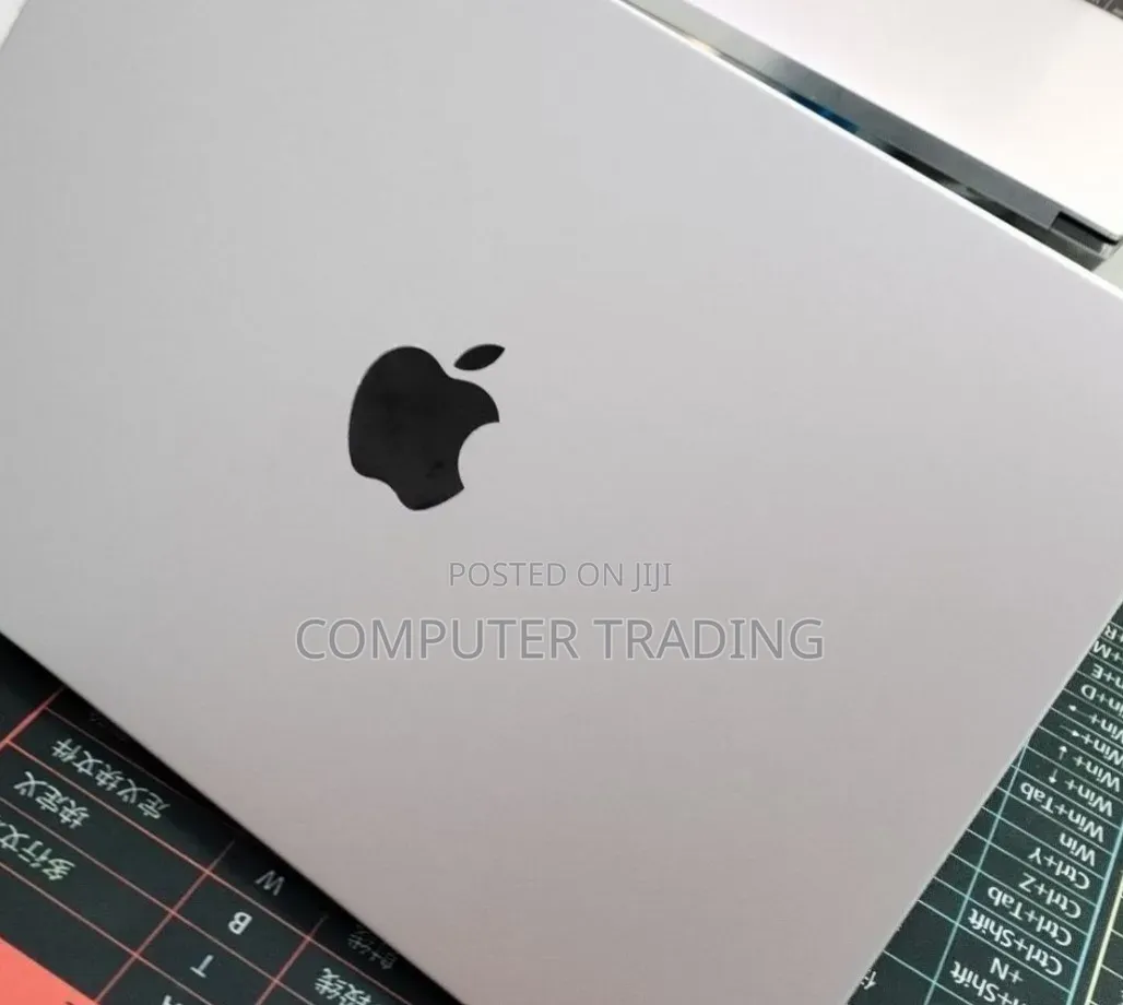 New Laptop Apple MacBook Pro 2025 M5 16GB Intel Core i7 SSD 512GB