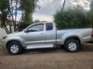 Toyota Hilux 2012 Gold