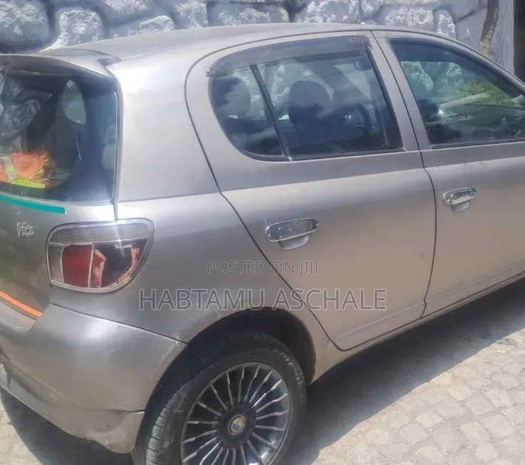 Toyota Vitz 2001 Gold