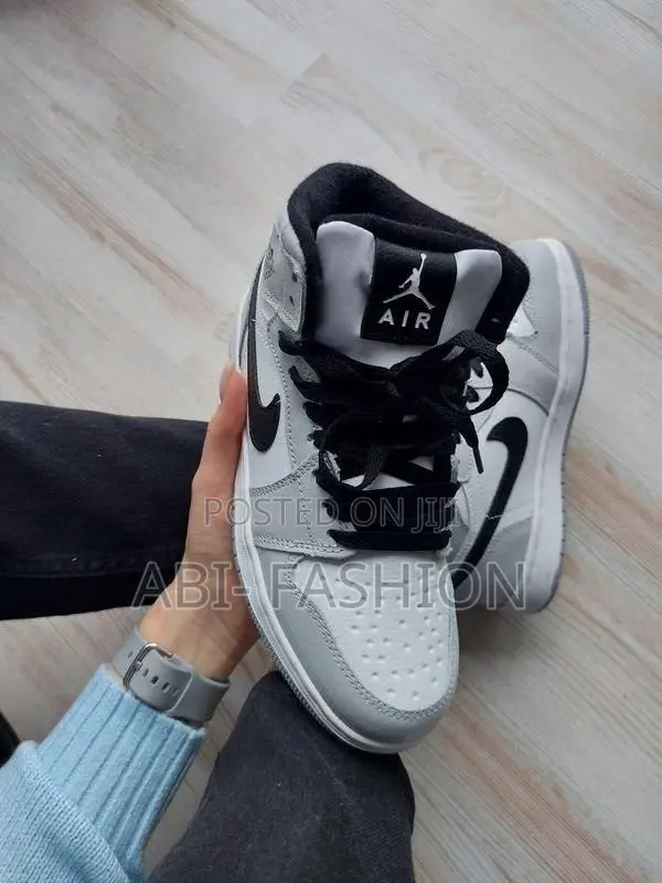 Nike Air Jordan 1 Mid “Light Smoke Grey/White/Black”