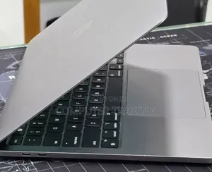 New Laptop Apple MacBook Pro 2022 M2 16GB Intel Core i7 SSD 256GB