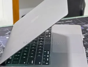 New Laptop Apple MacBook Pro 2022 M2 16GB Apple M2 SSD 256GB
