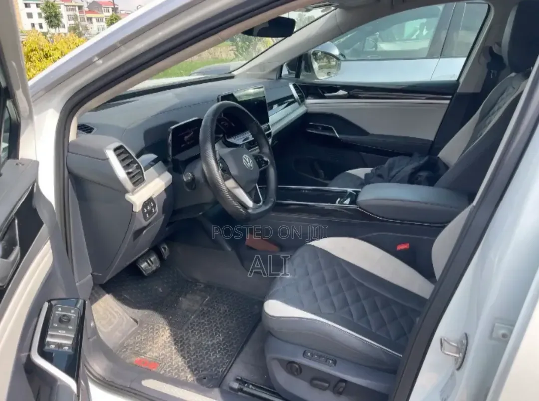 Volkswagen ID.6 2024 Off white
