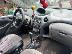 Toyota Vitz 2002 Silver