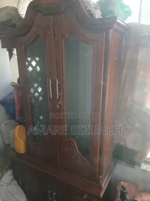 ኮርነር ቡፌ ከነተደራቢው