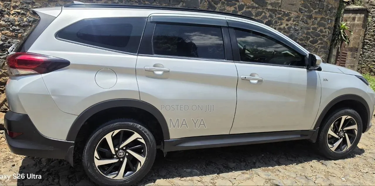Toyota Rush 2023 Silver