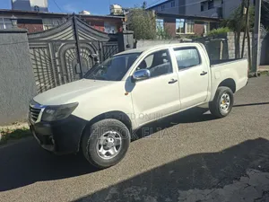 Toyota Hilux SR 4x4 2015 White