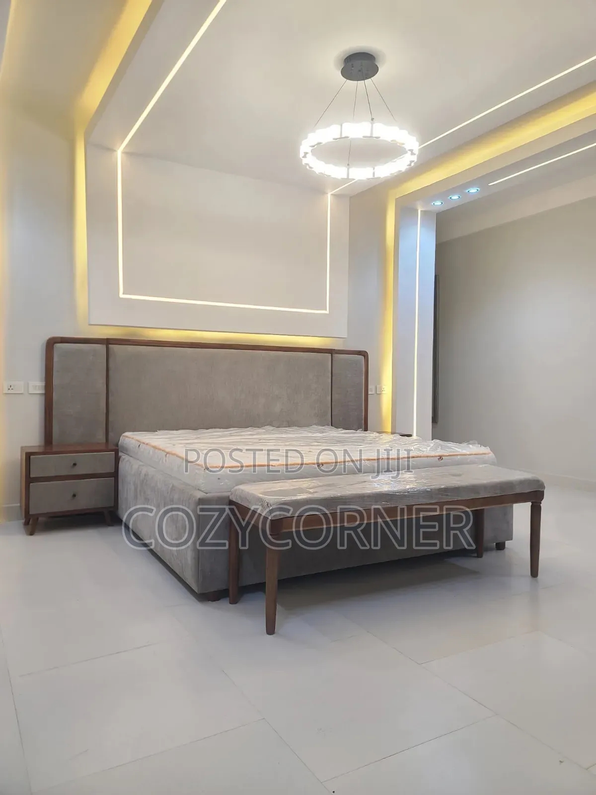 Sleek 1.50 Bed With Side Drawers & a Bench. አልጋ